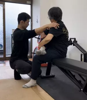 物価高騰が高齢者の生活を直撃、一番の対策は働ける体作り　元格闘家が教える脱力体操のスタジオが東京都町田市にオープン