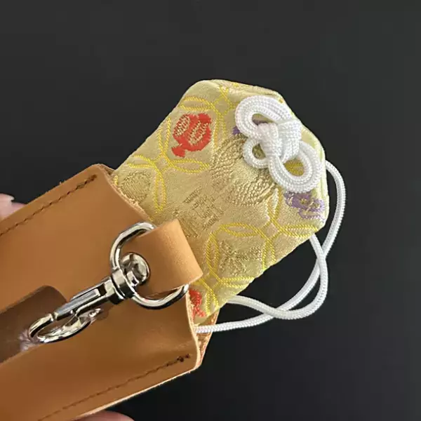 お守りをシンプルかつおしゃれに持ち歩く「お守りポケット」3月1日より様々な皮革で仕上げた新しいカラーが数量限定で登場！