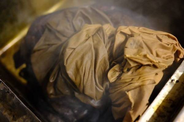 北海道十勝の廃棄野菜で染め上げた布地で作る洋服ブランド「Clawl.(クロール)」が3月1日リリース