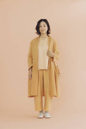 北海道十勝の廃棄野菜で染め上げた布地で作る洋服ブランド「Clawl.(クロール)」が3月1日リリース