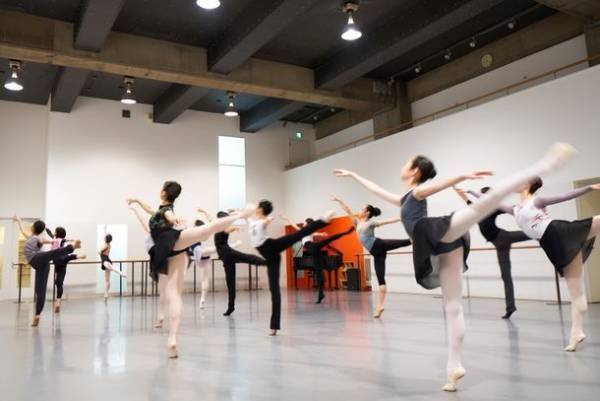 注目の新しいエクササイズ［はじめてバレエ］［ストレッチ＆フロアバー］［ピラティスと解剖学］　4月30日まで！いまならLINEのお友だち登録で、初回無料受講