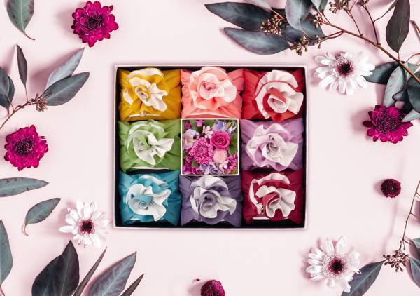 ～母の日ギフトや内祝いのお返しに、はなやぎを。～八代目儀兵衛と初コラボレーション、「お米と花のギフトセット」を日比谷花壇がデザイン。3月1日（水）から、八代目儀兵衛オンラインショッピングサイトで発売されます。日比谷花壇オンラインショッピングサイトでも、母の日限定のそのまま飾れるブーケセットを注文受付開始。