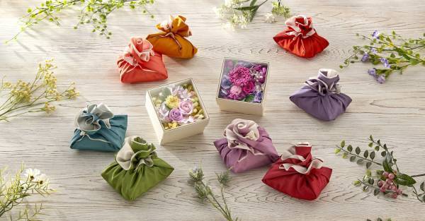 ～母の日ギフトや内祝いのお返しに、はなやぎを。～八代目儀兵衛と初コラボレーション、「お米と花のギフトセット」を日比谷花壇がデザイン。3月1日（水）から、八代目儀兵衛オンラインショッピングサイトで発売されます。日比谷花壇オンラインショッピングサイトでも、母の日限定のそのまま飾れるブーケセットを注文受付開始。