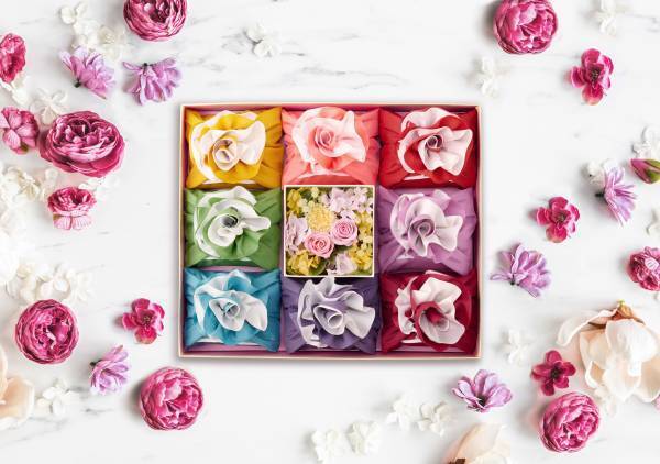 ～母の日ギフトや内祝いのお返しに、はなやぎを。～八代目儀兵衛と初コラボレーション、「お米と花のギフトセット」を日比谷花壇がデザイン。3月1日（水）から、八代目儀兵衛オンラインショッピングサイトで発売されます。日比谷花壇オンラインショッピングサイトでも、母の日限定のそのまま飾れるブーケセットを注文受付開始。