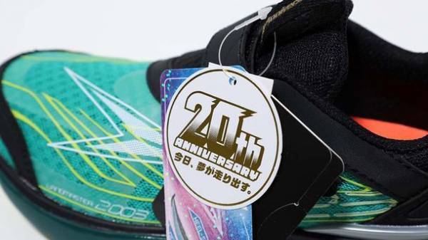 シリーズ累計販売足数8,000万足突破！！「瞬足」20周年記念モデル発売開始子どもたちをワクワクさせる、近未来をイメージしたデザイン