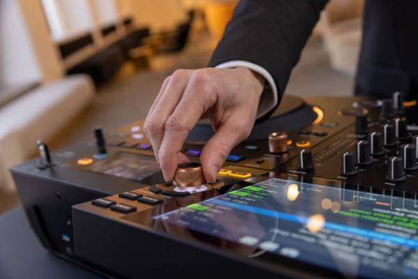 進化した演奏性と唯一無二のデザインを融合したオールインワンDJシステム「OPUS-QUAD」が登場　さまざまな空間やロケーションで、オーディエンスに特別な音楽体験を