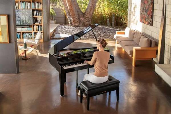 レストランやホテルなどのラグジュアリーな空間、リビングに映えるデジタル・グランドピアノの3モデルが新登場