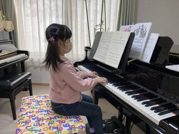小さいお子さんが楽な姿勢で演奏できる、セミオーダーのグランドピアノ用補助譜面台が販売開始