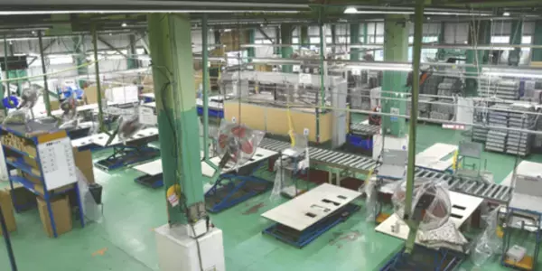 モールド成型ならではの座面の硬さが好評！人気カウチソファ「KAN」　販売開始から16年で累計販売台数約40万台突破