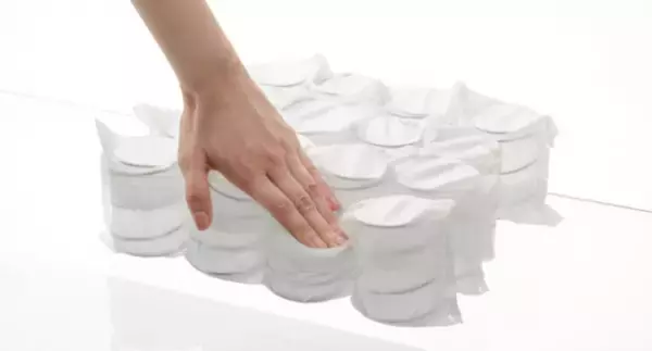 モールド成型ならではの座面の硬さが好評！人気カウチソファ「KAN」　販売開始から16年で累計販売台数約40万台突破