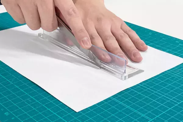 ガードプレートで安全に指先をガード！カッター使用時のヒヤヒヤを解消してくれる定規『YUBITECT(ユビテクト)』3月中旬より発売