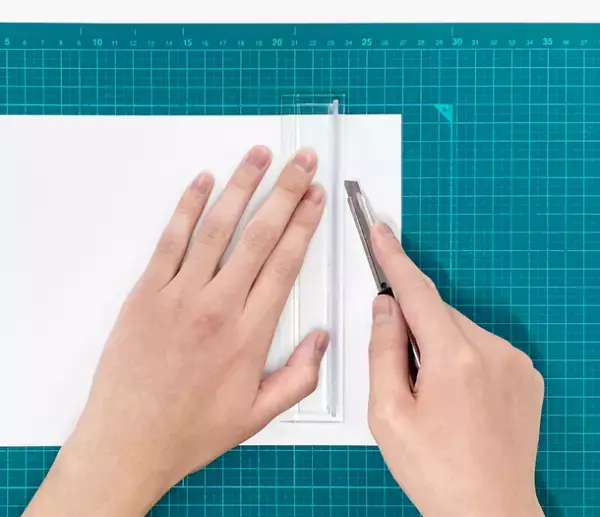 ガードプレートで安全に指先をガード！カッター使用時のヒヤヒヤを解消してくれる定規『YUBITECT(ユビテクト)』3月中旬より発売