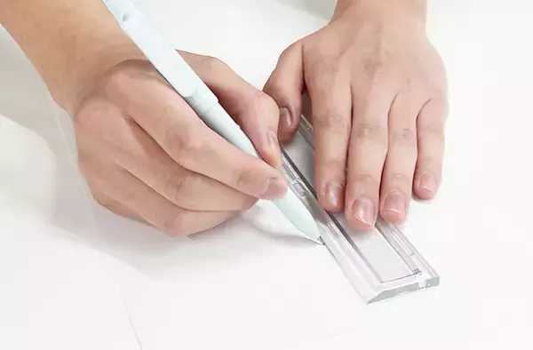 ガードプレートで安全に指先をガード！カッター使用時のヒヤヒヤを解消してくれる定規『YUBITECT(ユビテクト)』3月中旬より発売