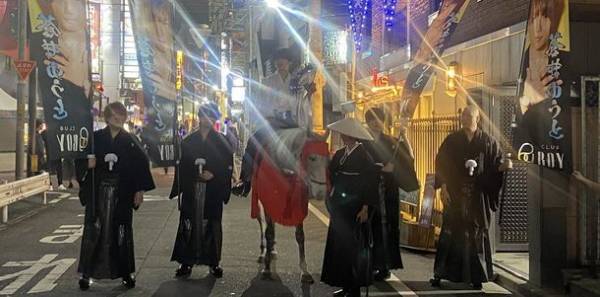 東洋一の歓楽街『歌舞伎町』に白馬が登場！？「CLUB BOY」3月21日GRAND OPEN　