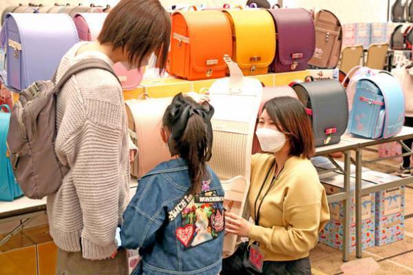 ラン活する家族には「最高」、ランドセル会社にとっては「厳しい」イベント　合同ランドセル展示会が4月より開催