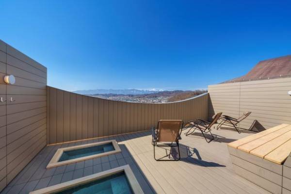 長野県・松本の浅間温泉に、北アルプスや松本の夜景を見渡す絶景の展望サウナがオープン～「onsen hotel OMOTO」の新施設～