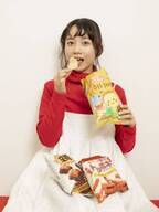 Qoo10 Presents「ドラマ観ながら、なに食べよ？」三戸 なつめも止まらない！「めっちゃ美味しい！パクパクいける♪」韓国映画のお供には、やっぱり韓国のスナック菓子！