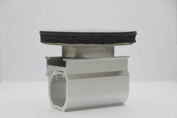 積雪による損壊から太陽電池モジュールを守る専用金具「耐雪アタッチメント」を販売開始　積雪290cmまで設置可能に！