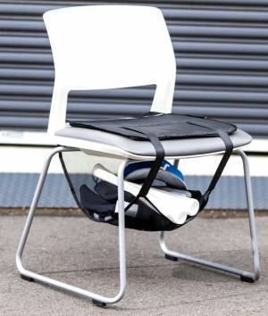 スポーツ観戦やライブ鑑賞時の荷物置き場の悩みを解決！「あしもとネット付きクッション」を開発・意匠登録が完了