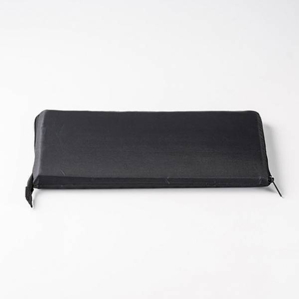 スポーツ観戦やライブ鑑賞時の荷物置き場の悩みを解決！「あしもとネット付きクッション」を開発・意匠登録が完了