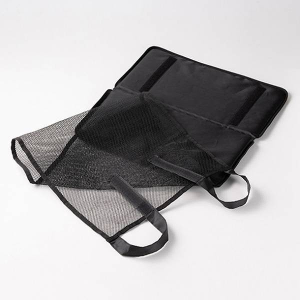 スポーツ観戦やライブ鑑賞時の荷物置き場の悩みを解決！「あしもとネット付きクッション」を開発・意匠登録が完了