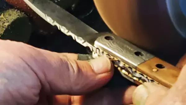 デザインアワード金賞授賞デザイナーが制作440層の美しいダマスカス鋼を使用した「Theseus テセウス」ナイフが日本初上陸！3月16日よりMakuakeにて先行予約販売開始