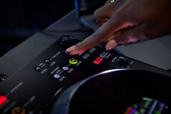 rekordbox・Serato DJ Pro対応4ch DJコントローラー「DDJ-FLX10」が登場　ライブマッシュアップをはじめとした革新的なTRACK SEPARATION機能、進化したON JOG DISPLAYや、手軽かつダイナミックな照明演出への対応など、多数の新機能を搭載