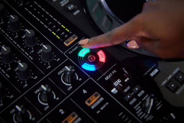 rekordbox・Serato DJ Pro対応4ch DJコントローラー「DDJ-FLX10」が登場　ライブマッシュアップをはじめとした革新的なTRACK SEPARATION機能、進化したON JOG DISPLAYや、手軽かつダイナミックな照明演出への対応など、多数の新機能を搭載