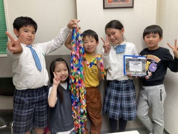 小学生がトルコの人々に想いを込めて折った千羽鶴と義援金を大阪トルコ文化センターに寄贈