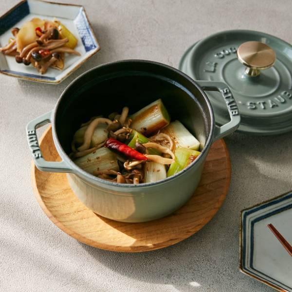 仏鋳物ホーロー鍋ストウブ　新色「ユーカリ」を発売