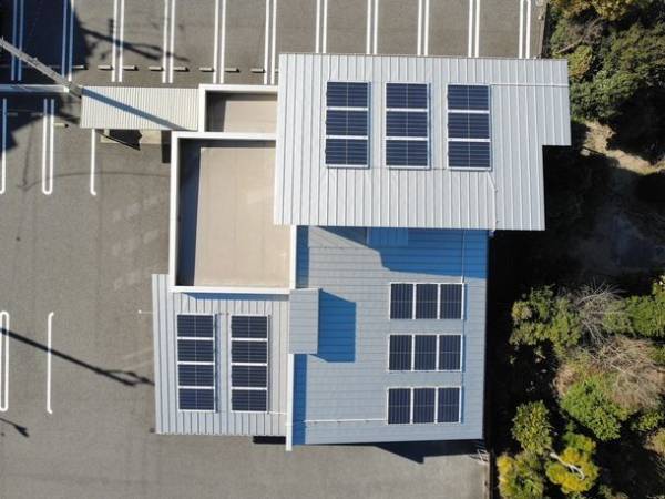 超薄型太陽光発電パネル「ペラペラ太陽光」を愛知県に日本で初設置！海に近くても発電保証！どんな屋根にでも設置可能！