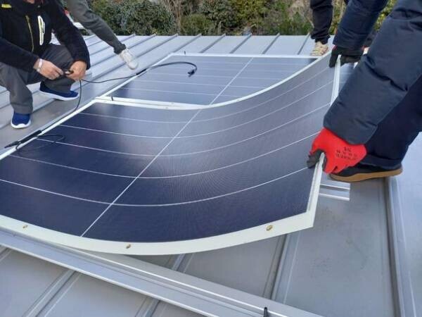 超薄型太陽光発電パネル「ペラペラ太陽光」を愛知県に日本で初設置！海に近くても発電保証！どんな屋根にでも設置可能！