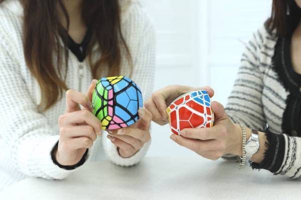 解ければIQ130以上！？難しすぎる変形八面体パズル登場！世界30か国に先駆け日本で販売開始！