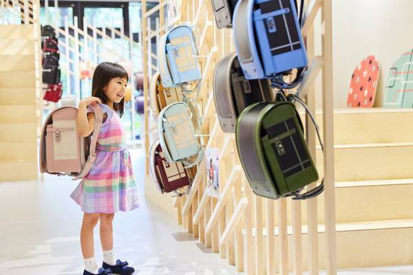 ランドセルブランドconosakiの運営会社である株式会社榮伸の福島工場設立40周年を記念したCMにconosakiのランドセルを使用