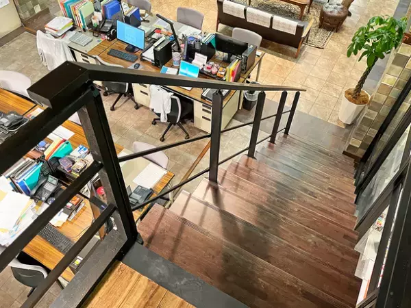 セブン工業、日テレ系水曜ドラマ「それってパクリじゃないですか？」へ美術協力　オープン階段、壁掛け棚を撮影セットとして提供