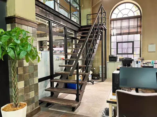 セブン工業、日テレ系水曜ドラマ「それってパクリじゃないですか？」へ美術協力　オープン階段、壁掛け棚を撮影セットとして提供