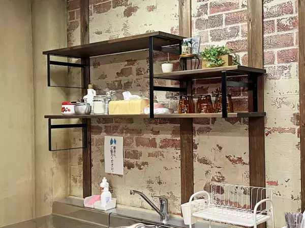 セブン工業、日テレ系水曜ドラマ「それってパクリじゃないですか？」へ美術協力　オープン階段、壁掛け棚を撮影セットとして提供