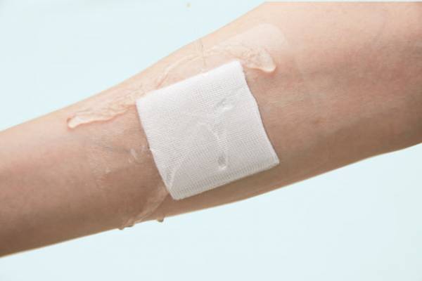 多くの病院で選ばれる高機能医療用テープ「エアウォールふ・わ・り」が家庭でも使いやすい小容量タイプになって4月3日に発売