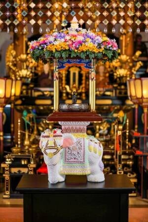 美術作家渡辺おさむが千葉県「稲荷山雙輪寺」へ本物そっくりのスイーツを纏った白象作品を「花まつり」用に奉納　4月8日に公開