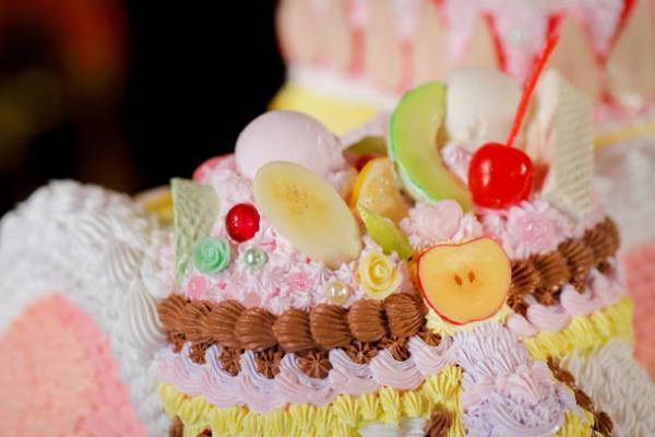 美術作家渡辺おさむが千葉県「稲荷山雙輪寺」へ本物そっくりのスイーツを纏った白象作品を「花まつり」用に奉納　4月8日に公開