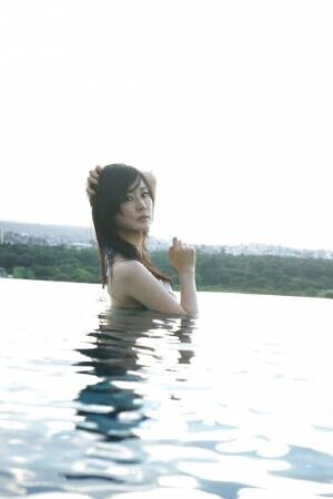 女優宮藤あどねが最新デジタル写真集にて「一度は抱きたいカラダ」を披露。