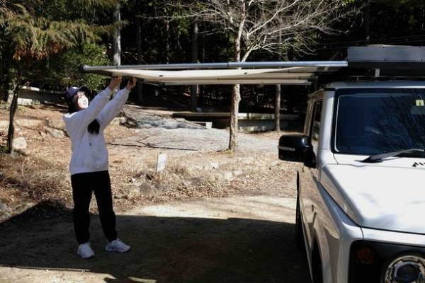 ルーフテントやサイドオーニングを格納した3WAYルーフラック！小さな隠れ家“TiNY HydEouT”の新機種が今春発売