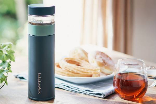 2層構造で好みの濃さをキープ、2,3杯目も美味しく経済的に飲める　茶こし付タンブラー「ティーボトル」を4月18日に発売
