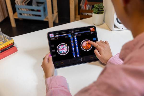 生まれ変わったモバイル版DJアプリケーション「rekordbox for iOS(ver. 4.0)」が登場　いつでもどこでもスマートフォン1つで気軽にDJを楽しむことが可能に。さらにDJコントローラー「DDJ-FLX4」と組み合わせてより本格的なDJプレイを実現。