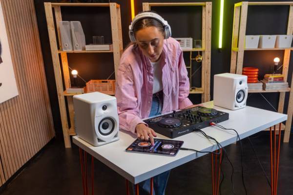 生まれ変わったモバイル版DJアプリケーション「rekordbox for iOS(ver. 4.0)」が登場　いつでもどこでもスマートフォン1つで気軽にDJを楽しむことが可能に。さらにDJコントローラー「DDJ-FLX4」と組み合わせてより本格的なDJプレイを実現。