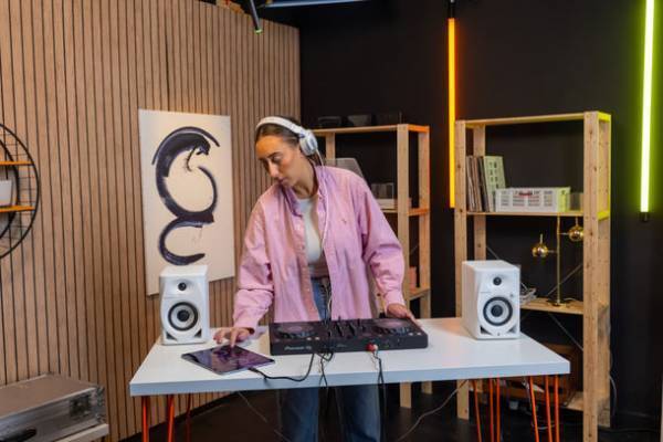 生まれ変わったモバイル版DJアプリケーション「rekordbox for iOS(ver. 4.0)」が登場　いつでもどこでもスマートフォン1つで気軽にDJを楽しむことが可能に。さらにDJコントローラー「DDJ-FLX4」と組み合わせてより本格的なDJプレイを実現。