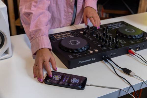 生まれ変わったモバイル版DJアプリケーション「rekordbox for iOS(ver. 4.0)」が登場　いつでもどこでもスマートフォン1つで気軽にDJを楽しむことが可能に。さらにDJコントローラー「DDJ-FLX4」と組み合わせてより本格的なDJプレイを実現。