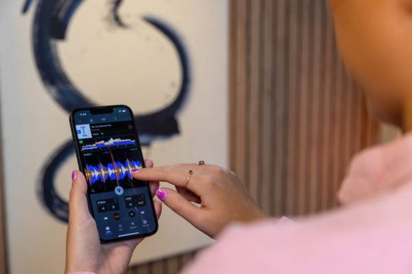 生まれ変わったモバイル版DJアプリケーション「rekordbox for iOS(ver. 4.0)」が登場　いつでもどこでもスマートフォン1つで気軽にDJを楽しむことが可能に。さらにDJコントローラー「DDJ-FLX4」と組み合わせてより本格的なDJプレイを実現。