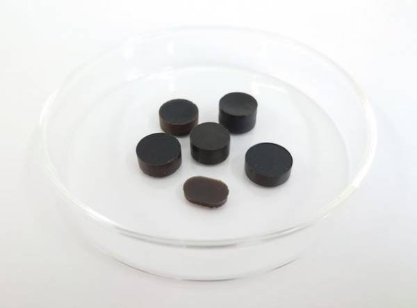 鳥の羽根「フェザー」を原料にした新しいバイオ素材『ReFEZER』を開発