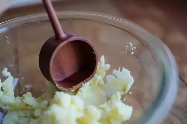 まるで柄杓のような、美しいお玉『OTATE』新発売　SNS総フォロワー50万人、古民家暮らしYouTuber“奥平ベース”が手がける新プロダクト